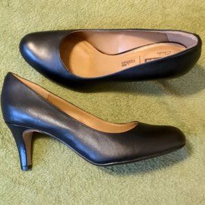 EUC 7.5 Clarks Collection Soft Cushion 2.5 2 1/2 inch Classic Black Pump Heel